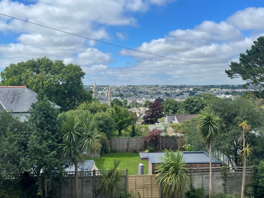 Lot: 34 - SPACIOUS APARTMENT IN GOOD LOCATION -